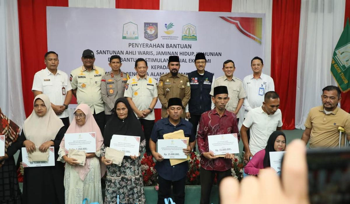 Gerak Cepat! Rp136 Miliar Bansos Disalurkan ke Korban Bencana Sumatera, Kasatgas Tito dan Mensos Turun Tangan