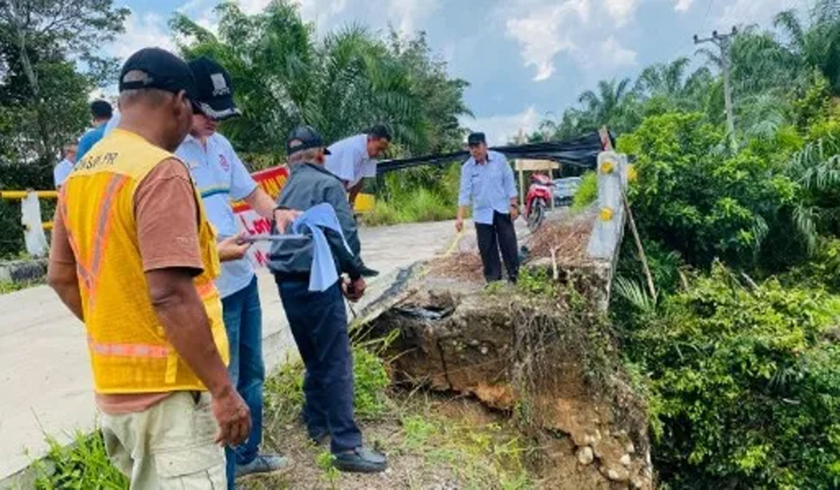 Geger! Longsor Hantam Jembatan Plakat Tinggi, Nyaris Ambruk