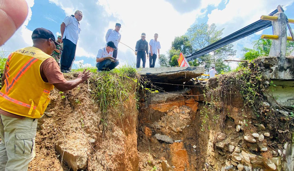 Geger! Longsor Hantam Jembatan Plakat Tinggi, Nyaris Ambruk