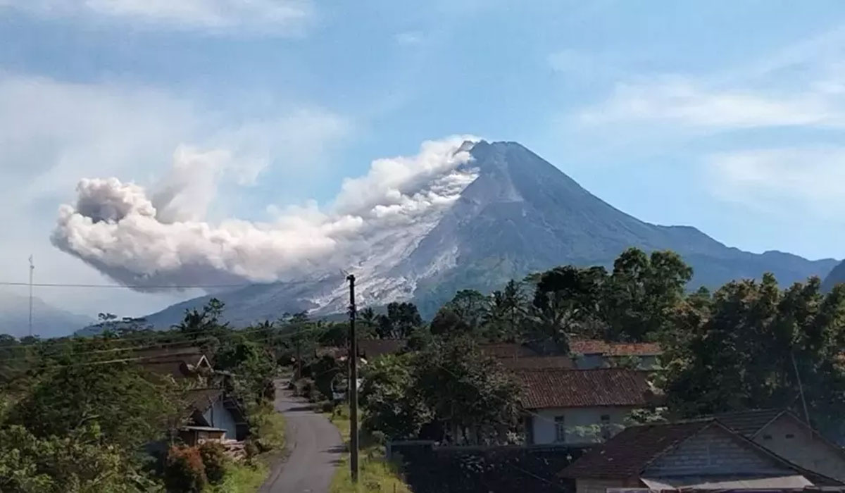 Mencekam! Gunung Merapi Tiga Kali Luncurkan Awan Panas di Minggu Pagi