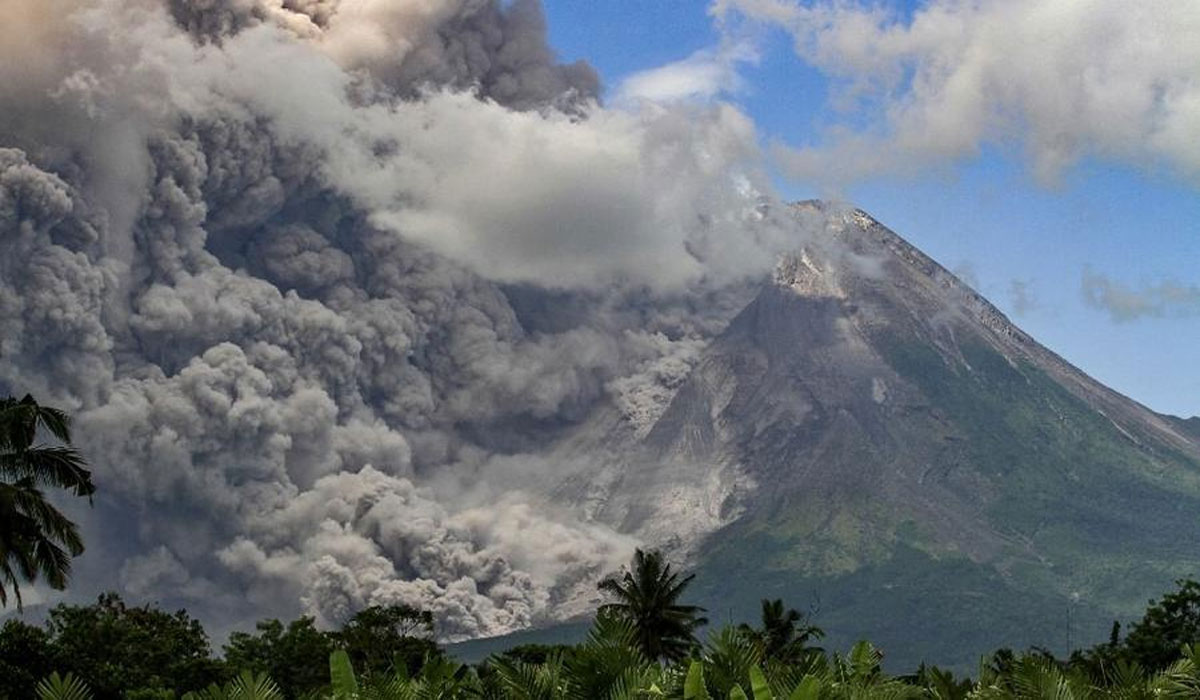 Mencekam! Gunung Merapi Tiga Kali Luncurkan Awan Panas di Minggu Pagi